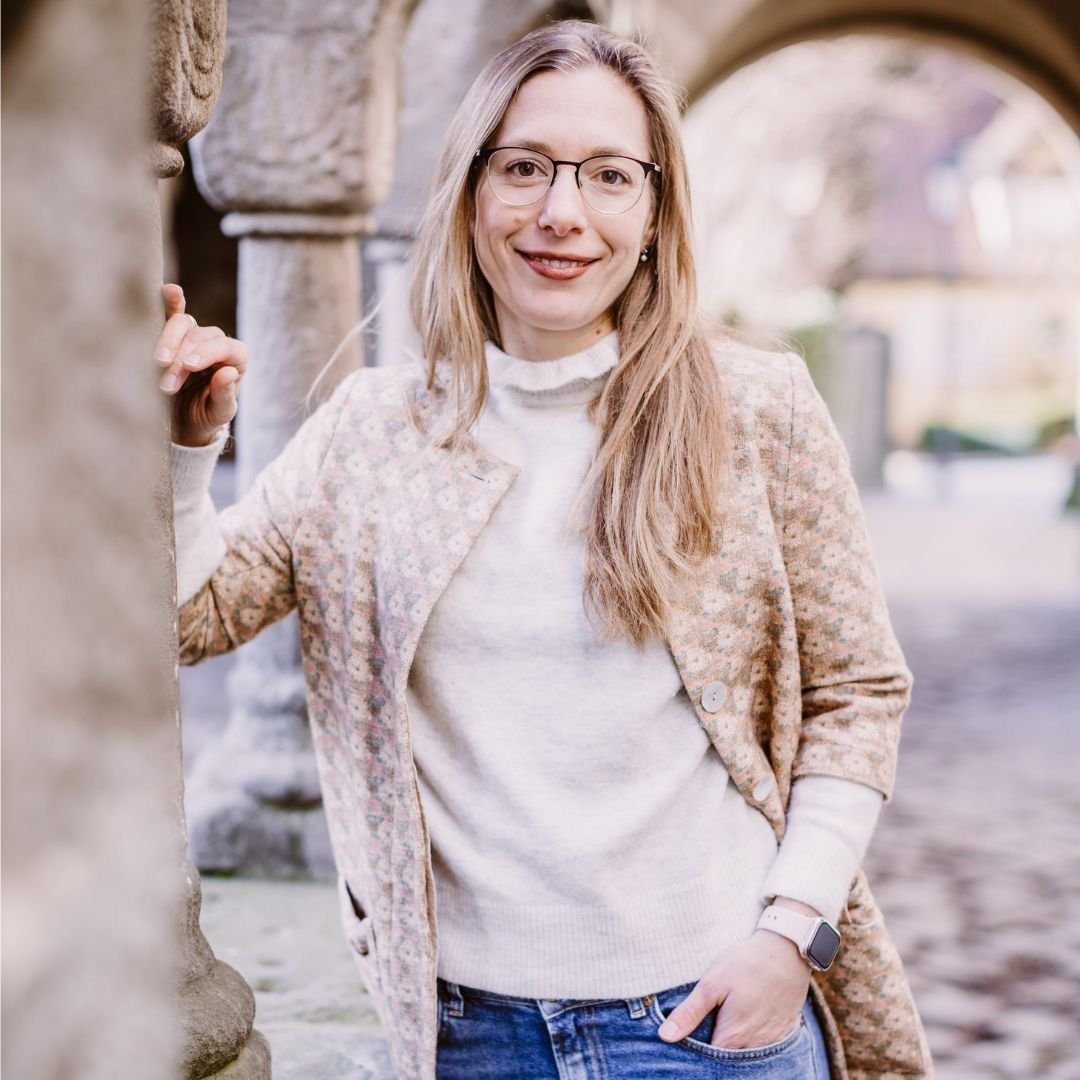 Agnes Willecke Hörwelt im Kreuzgang der Kreuzgangstadt